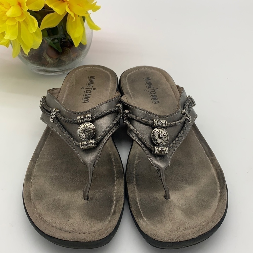 Minnetonka Pewter leather flip flop sandal Sz 8. FFT0490F